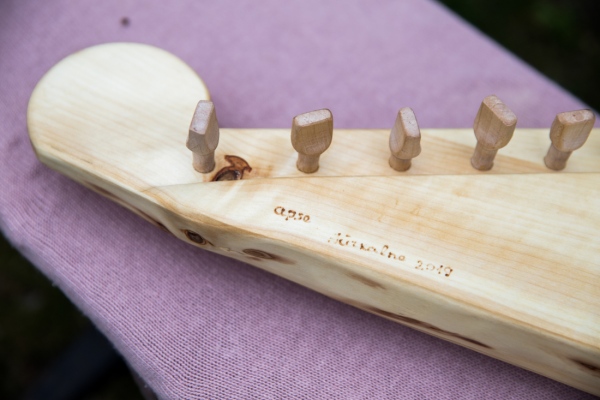 Etnogrāfisko kokļu tapu variants.